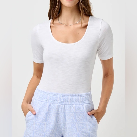 Travis Mathew NWT Women’s Sz M Cloud Collection Solara Tee In White - Picture 1 of 14